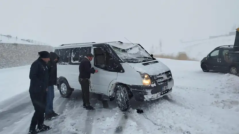 Van'da yoldan çıkan minibus kara saplandı