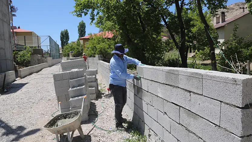 Van'da zarar gören duvarlar onarıldı