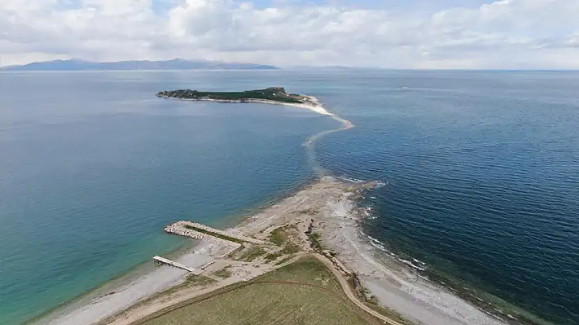 Van Gölü'nde su seviyesi düşmeye devam ediyor