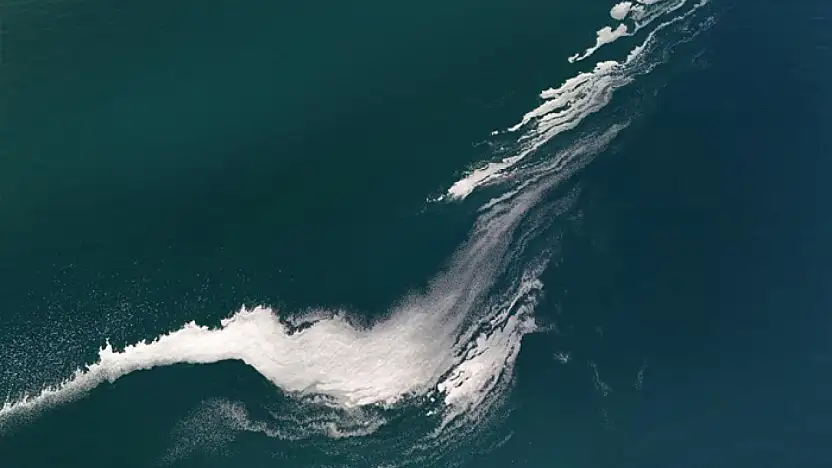 Van Gölü yüzeyindeki köpüklenme şaşırttı