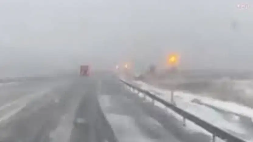 Van-Hakkari karayolunda sis ve karla karışık yağmur alarmı