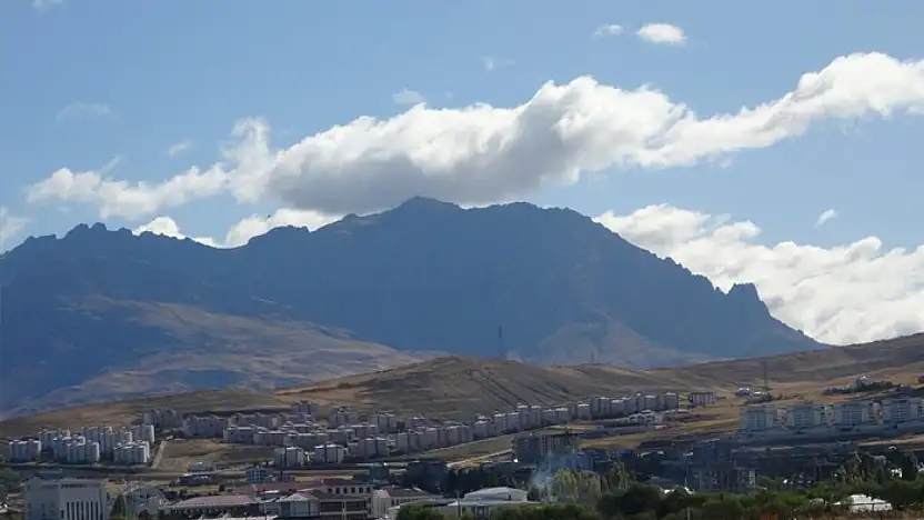 Van'ı çevreleyen dağlarda bulut şöleni