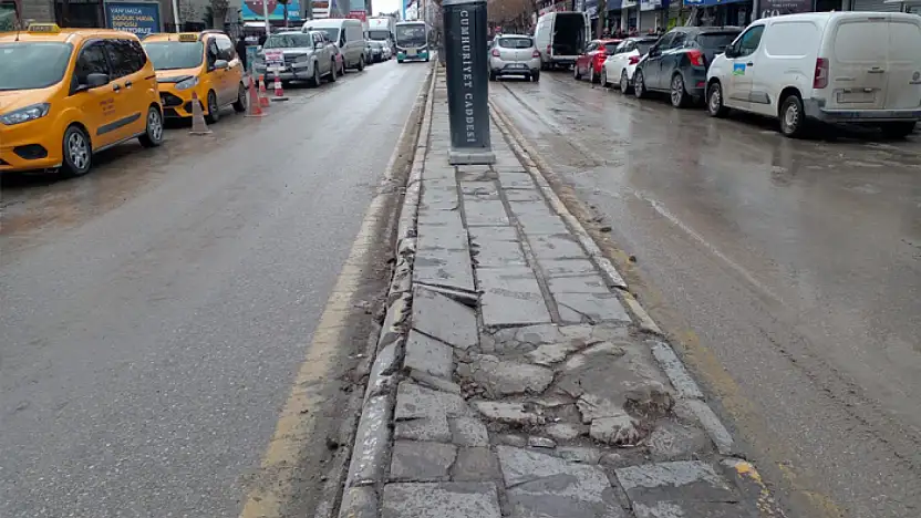 Van'ın Cumhuriyet Caddesi orta refüjü bakım bekliyor