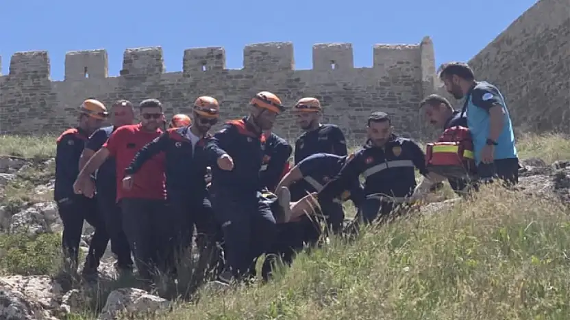 Van Kalesi'nde kayalıklarda mahsur kalan şahıs kurtarıldı