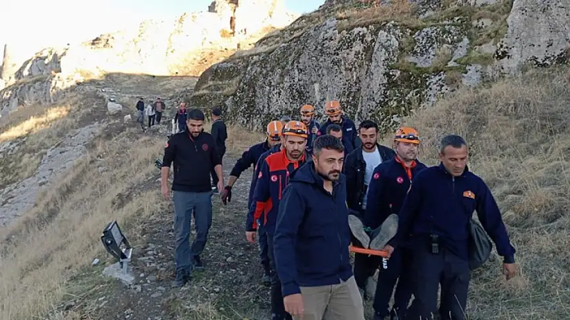 Van Kalesi'nden düşen kişi ağır yaralandı