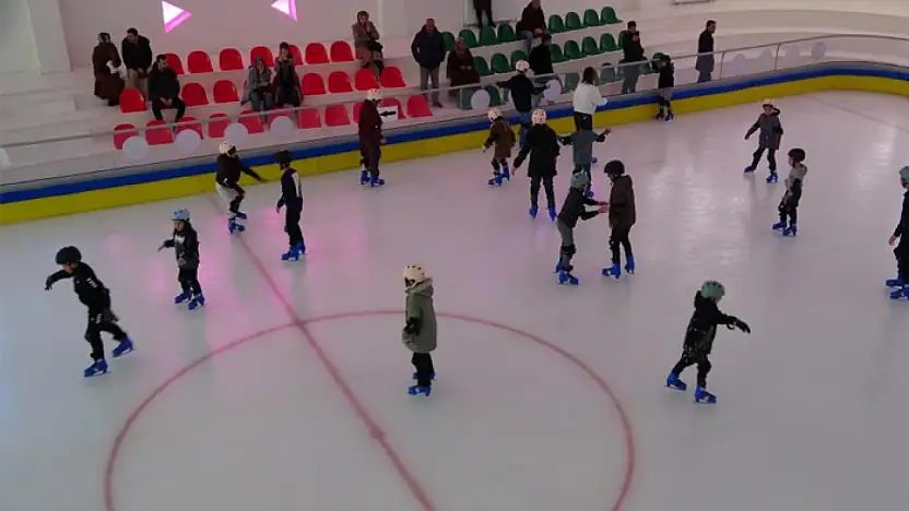 Vanlı çocuklardan buz pateni pistine yoğun ilgi