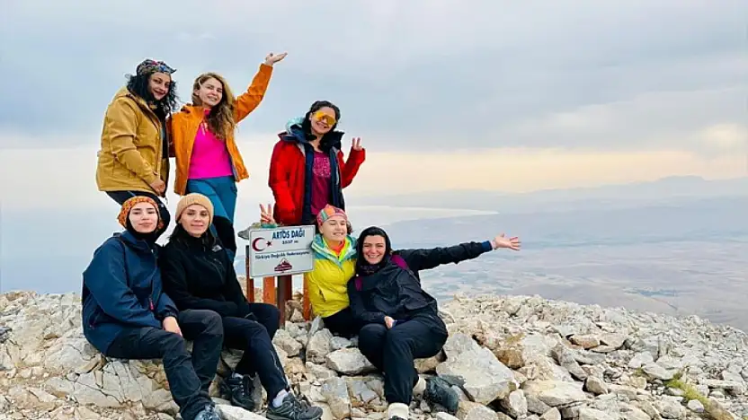 Vanlı dağcılar aynı gün Artos ve Sümbül Dağı'nda zirve yaptı