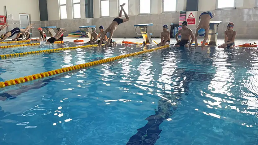 Vanlı genç yüzücüler Toprakkale'de geleceğe hazırlanıyor