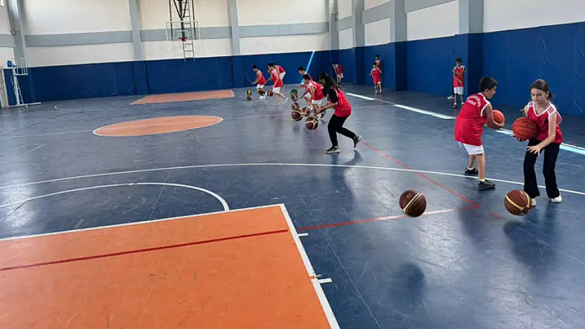 Vanlı minikler basketbol ile yaz tatillerini değerlendiriyor