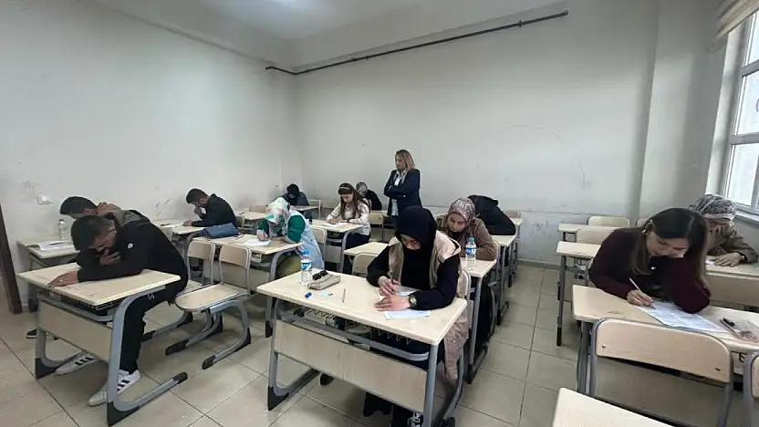 Vanlı öğrenciler ve yetişkinler kitap okuma yarışmasında buluştu