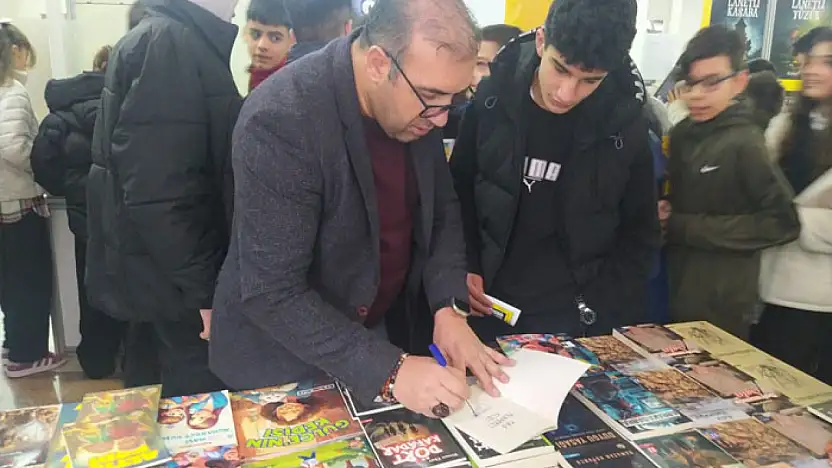 Vanlı yazar Yaşar Adıyaman, Ankara Pursaklar Kitap Fuarı'nda okurlarıyla buluştu