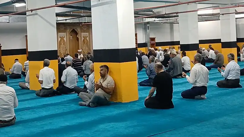 Vanlılar ibadet için serin camileri tercih ediyor