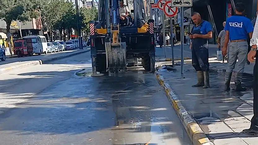 VASKİ, Cumhuriyet Caddesi'ndeki su arızasını giderdi
