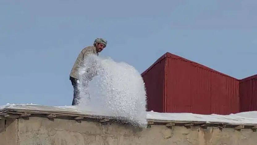 Vatandaşlar damlarda kar temizlemeye başladı