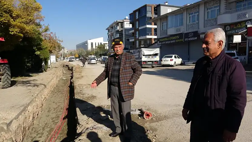 VEDAŞ'ın günlerce açık bıraktığı çukurlar kazalara davetiye çıkarıyor