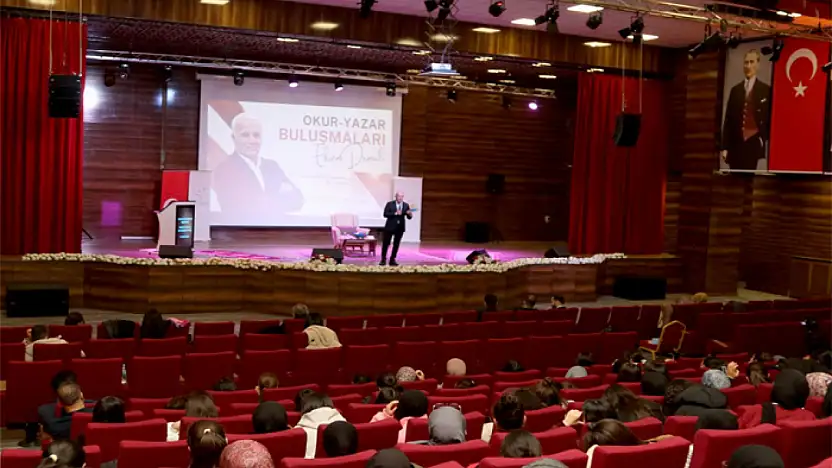 Yazar Ekrem Demirli okurlarıyla buluştu