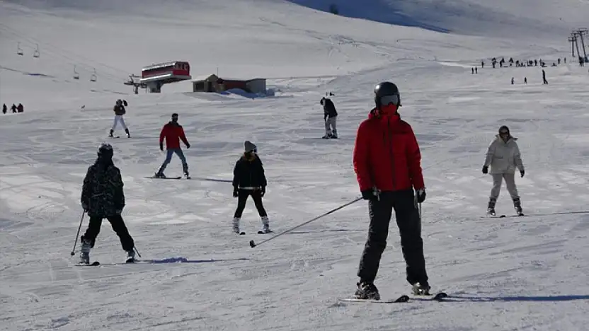 Yoğun kar yağışı Abalı Kayak Merkezi'ni yeniden hareketlendirdi