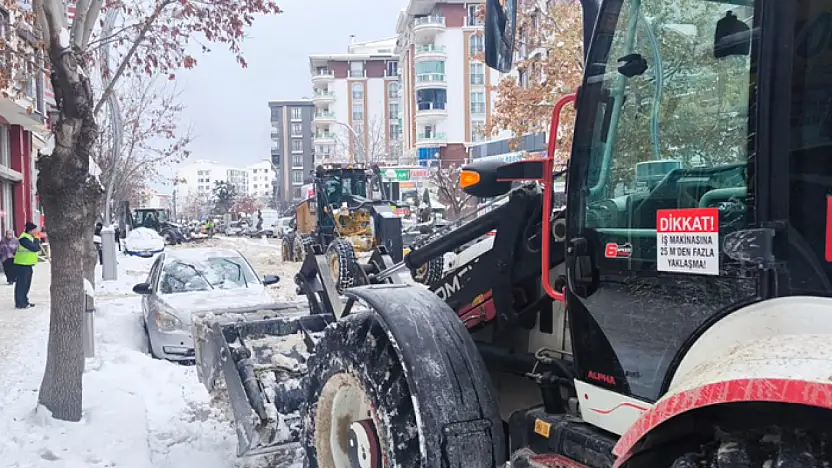 Yol kenarına park eden araçlar karla mücadeleyi olumsuz etkiliyor