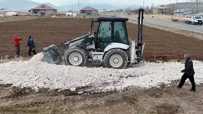 Yukarı Işıklı Mahallesinde yol onarım çalışmaları aralıksız sürdürülüyor