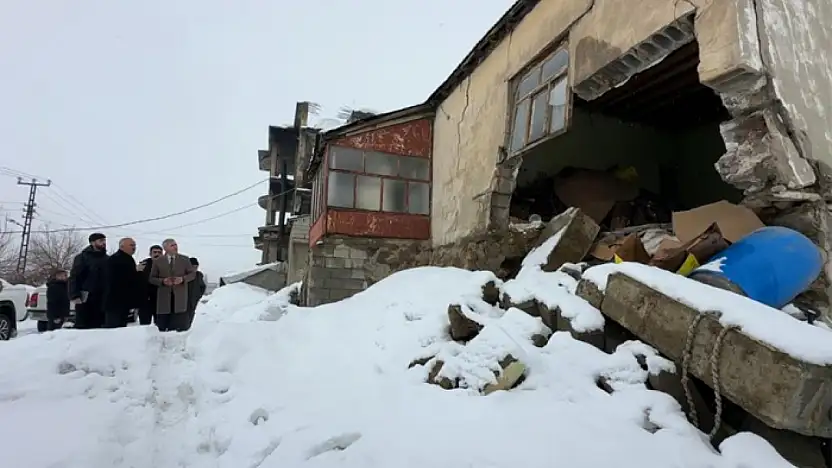 Yüksekova'da evi çöken yaşlı kadına devlet desteği