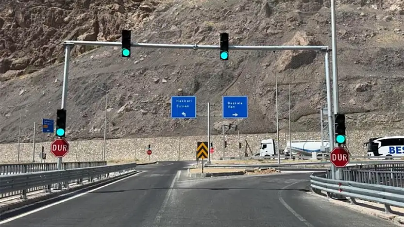 Yüksekova-Van kara yolu üzerine trafik ışıkları yerleştirildi