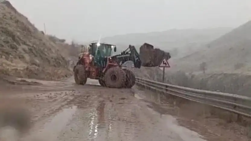 Yüksekova-Van kara yolunda heyelan meydana geldi