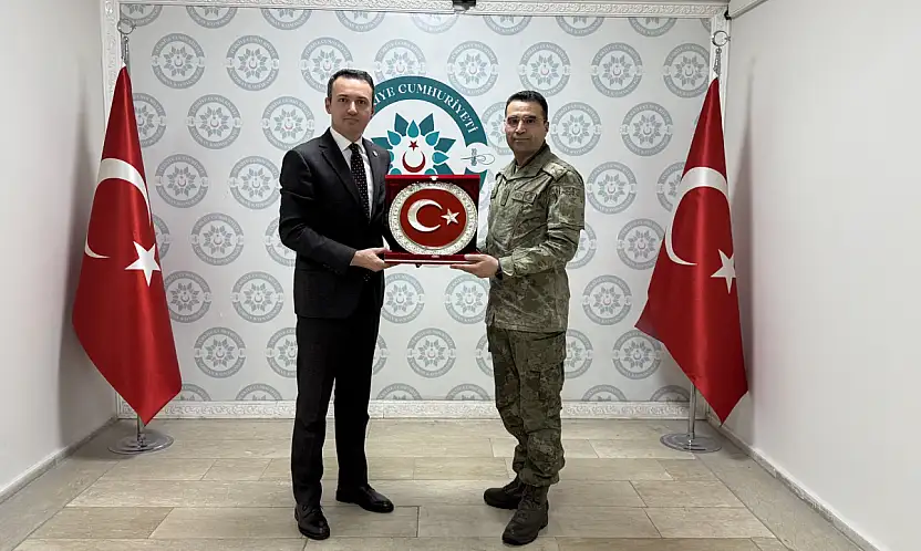 2'nci Komando tabur komutanı'ndan Çaldıran Kaymakamı'na veda ziyareti