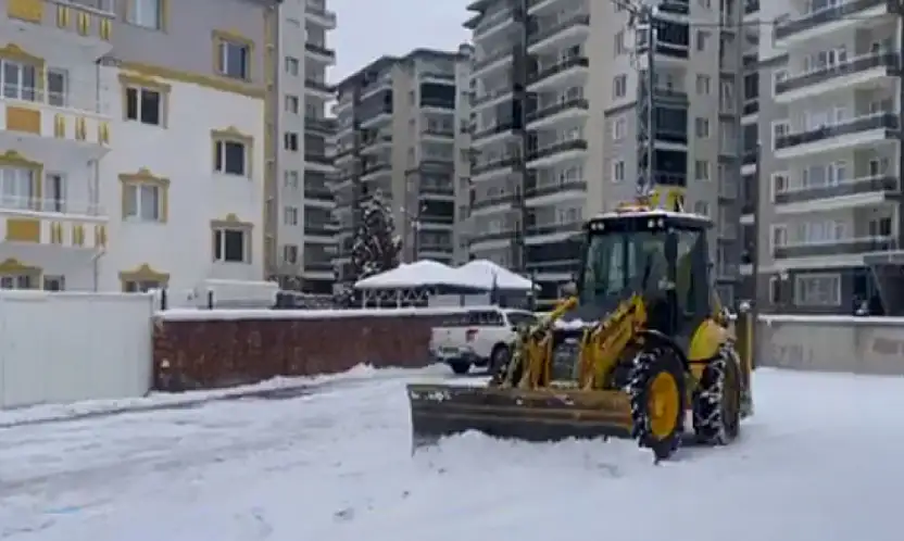 Abdurrahman Gazi Mahallesi'nde kar temizleme çalışması
