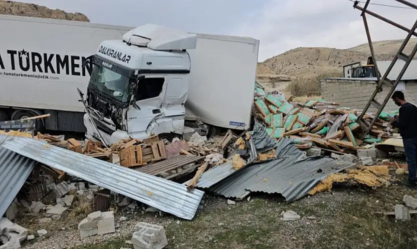 Adilcevaz-Erciş karayolunda tavuk eti yüklü tır kaza yaptı