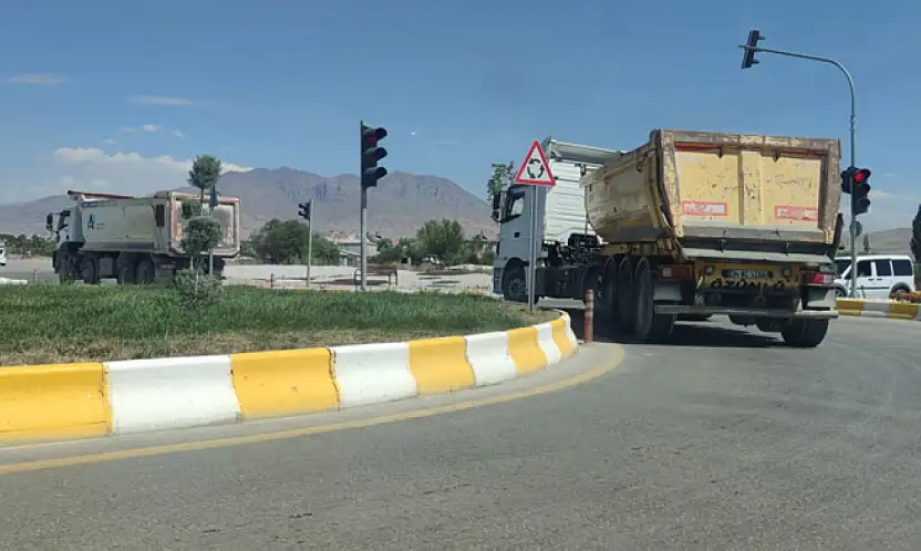 Ağır vasıtaların kullandığı sahil yolunun bazı bölümlerinde çökmeler oldu