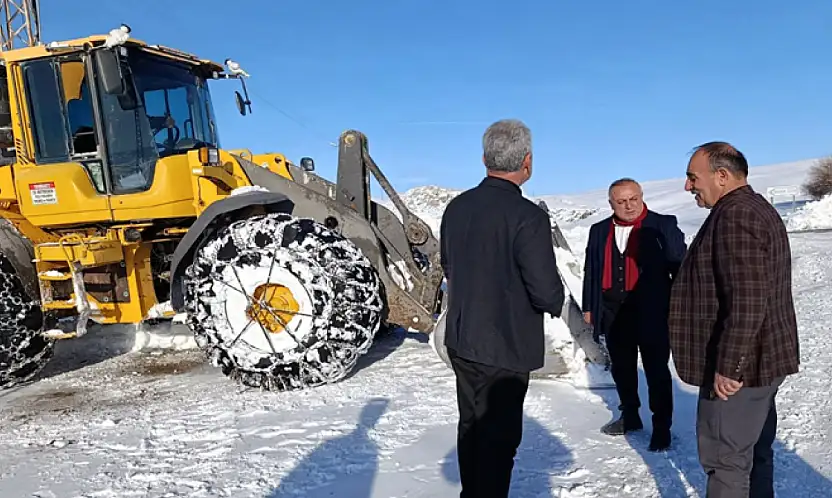 AK Parti Tuşba İlçe Başkanı Kanan, kar temizleme çalışmalarını inceledi