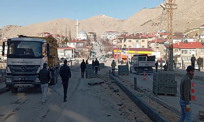 Akköprü Mahallesinde orta refüj çalışması