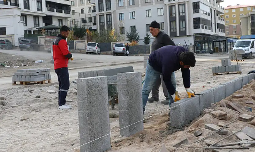 Akköprü Parkı'nda yol ve kaldırım çalışmaları sürüyor