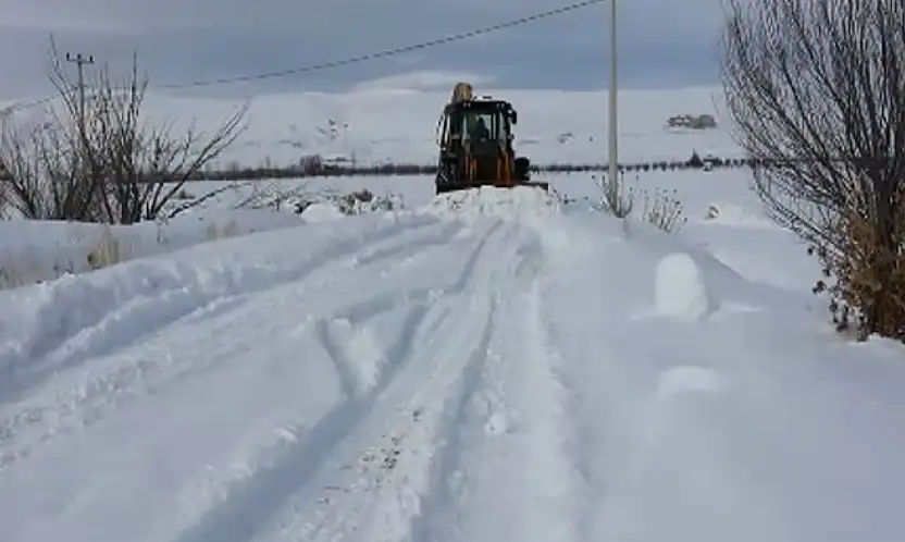 Alaköy Mahallesi'nde kar temizliği çalışması