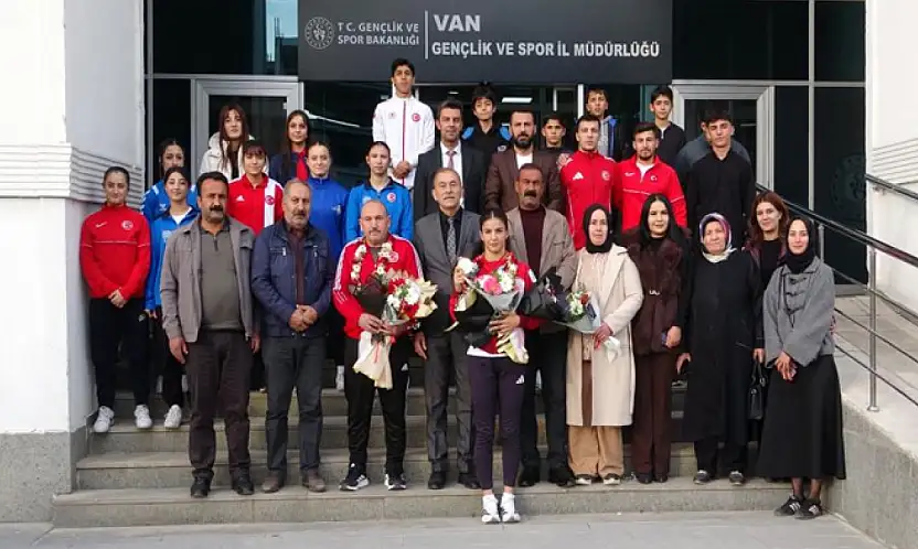 Altın madalyalı boksör Evin Erginoğuz çiçeklerle karşılandı