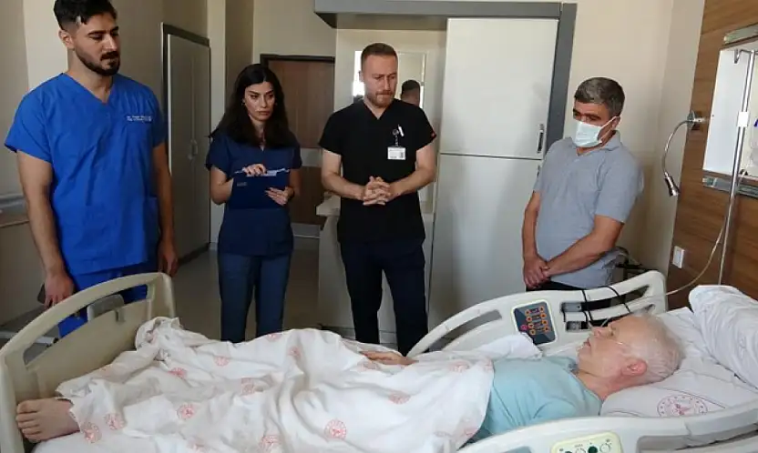 Aort damar yırtığına karşı zamanla yarış: 15 kişilik ekip hastayı hayata döndürdü