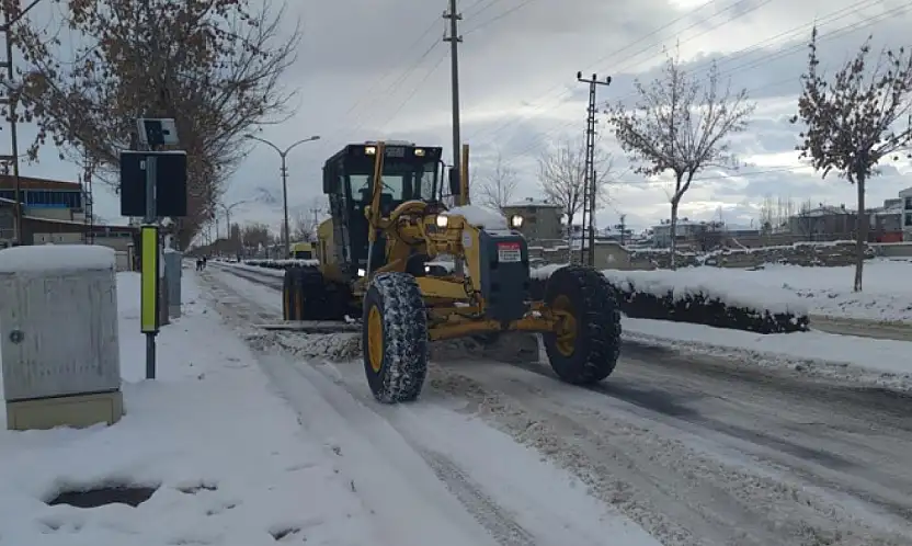 Bahçesaray'da 71 yerleşim yerinin yolu ulaşıma kapandı
