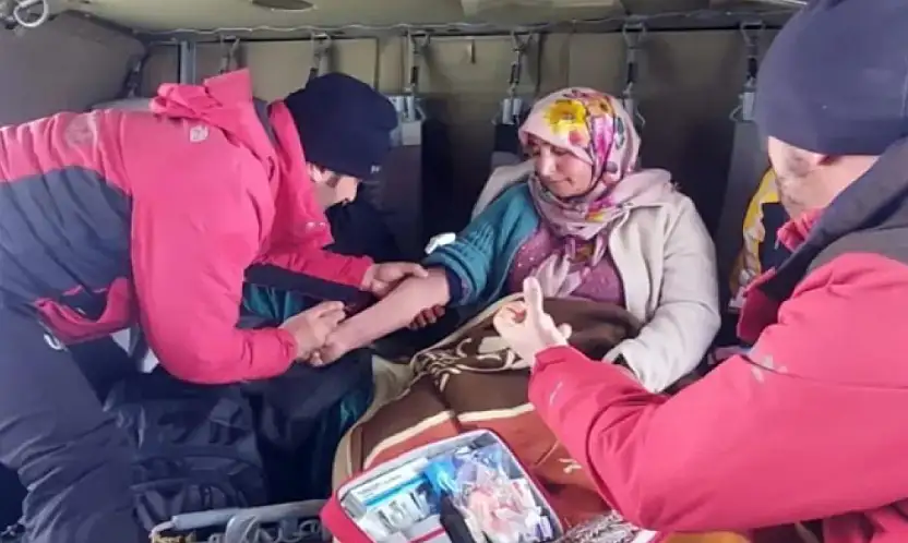 Bahçesaray'da hamile kadın helikopterle hastaneye ulaştırıldı