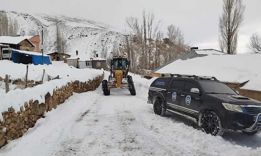 Başkale'de kar temizleme çalışmaları sürüyor