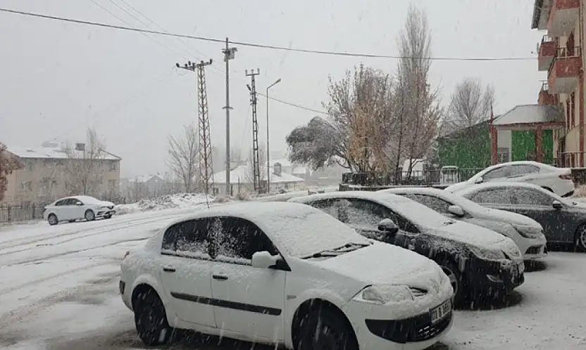 Başkale beyaza bürüdü