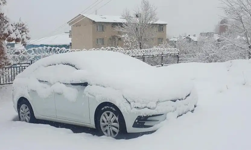 Başkale'de araçlar kara gömüldü
