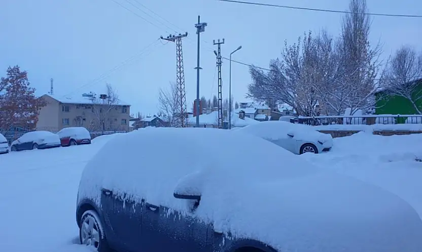 Başkale'de araçlar kara gömüldü