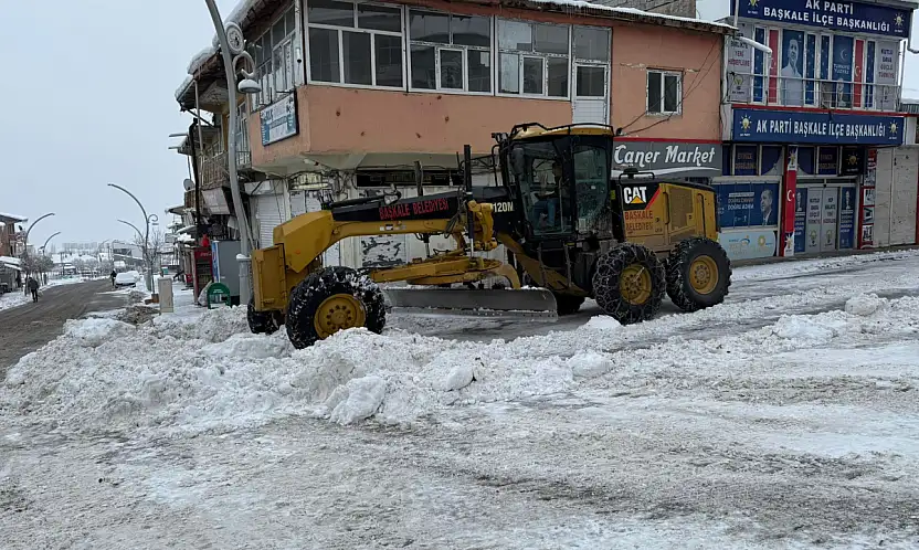 Başkale'de kar temizleme çalışmaları sürüyor