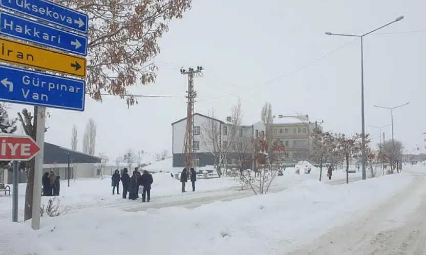 Başkale'de kar yağışı