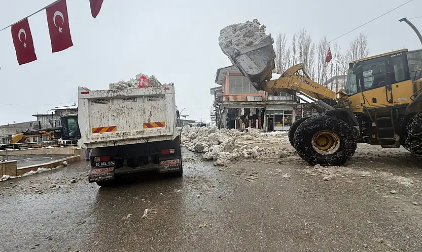 Başkale'de kar yığınları ilçe dışına taşınıyor