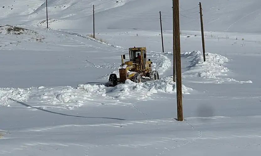 Başkale'de karla mücadele çalışmaları sürüyor