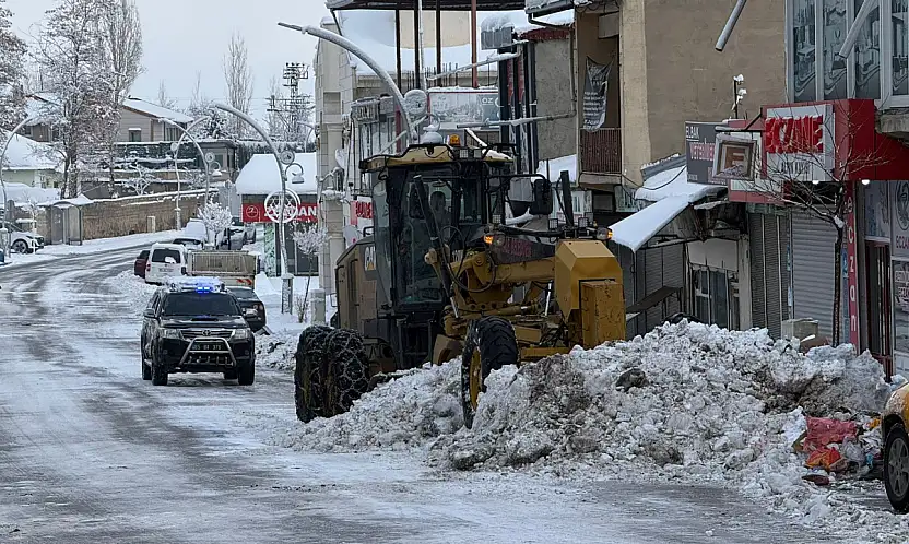 Başkale'de karla mücadele çalışmaları sürüyor