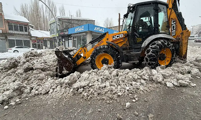 Başkale'de karla mücadele ekipleri sahada