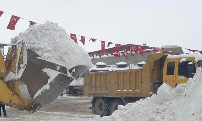 Başkale'de kış sert geçiyor, kar yığınları kamyonlarla ilçe dışına taşınıyor
