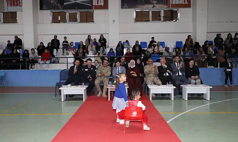 Başkale'de miniklerden Cumhuriyet temalı gösteri